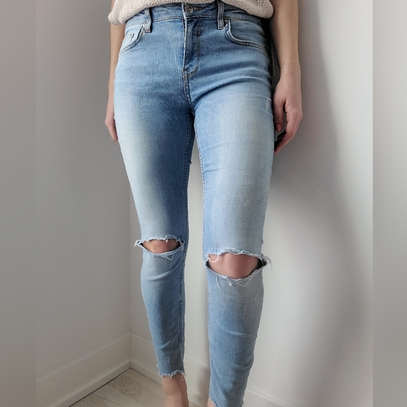 ✨️Any 3 for $15✨️ Zara Woman's Distressed Skinny Jean Size 6 - Picture 1 of 2